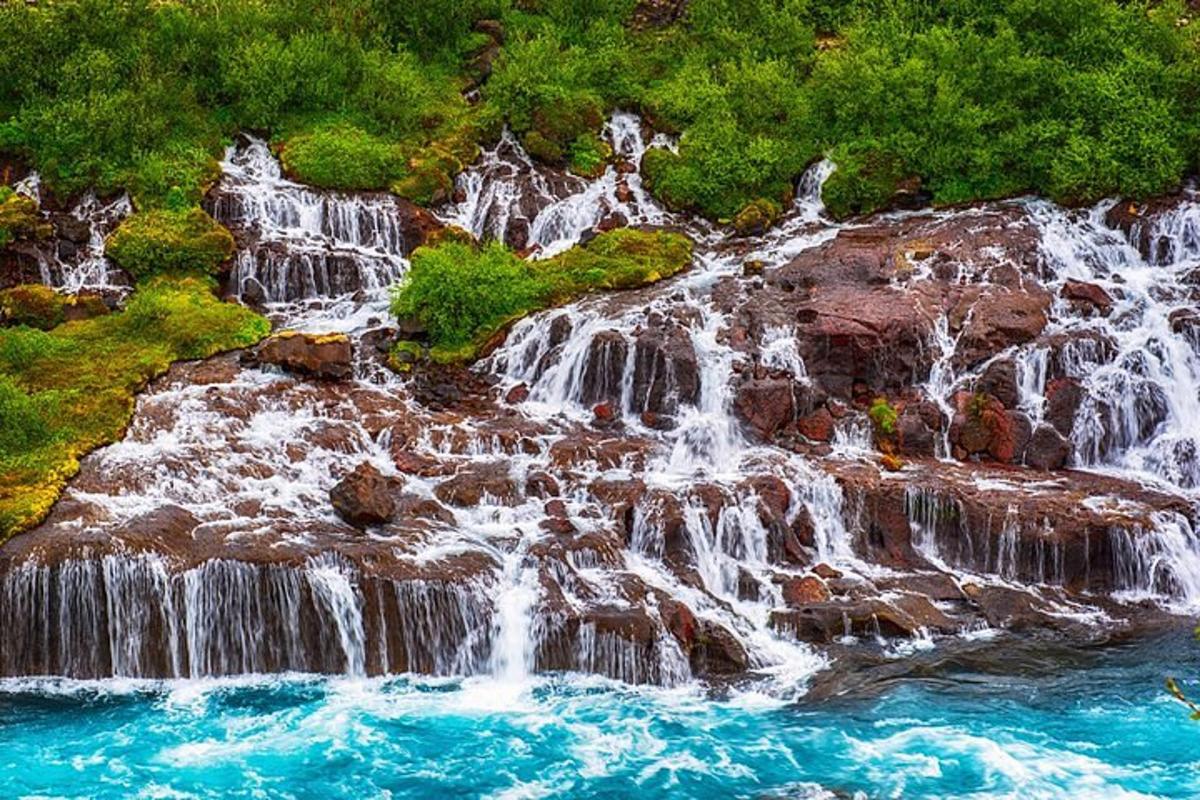 sekumpulan air terjun di sisi gunung
