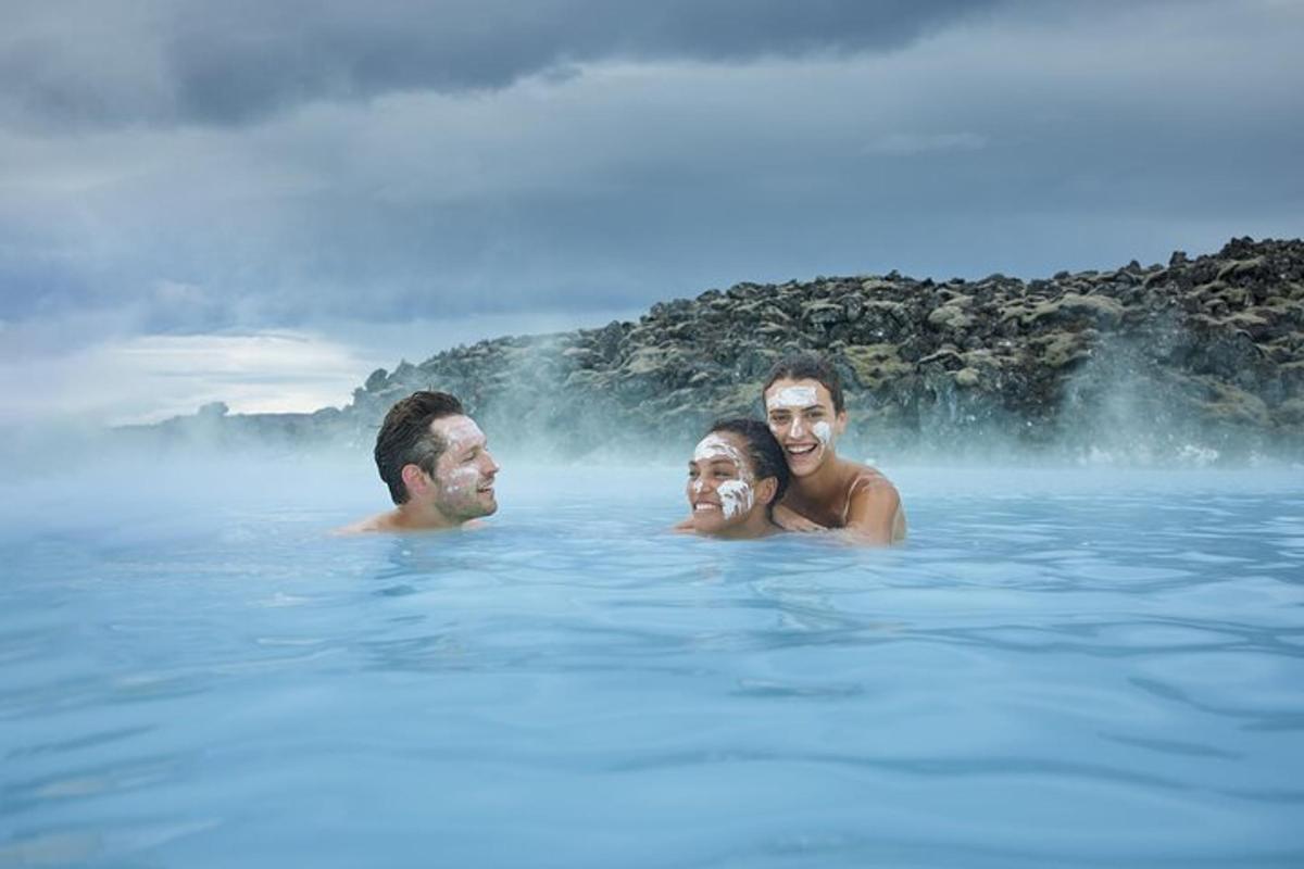 trois personnes nageant dans les eaux bleues d'un spa géothermique