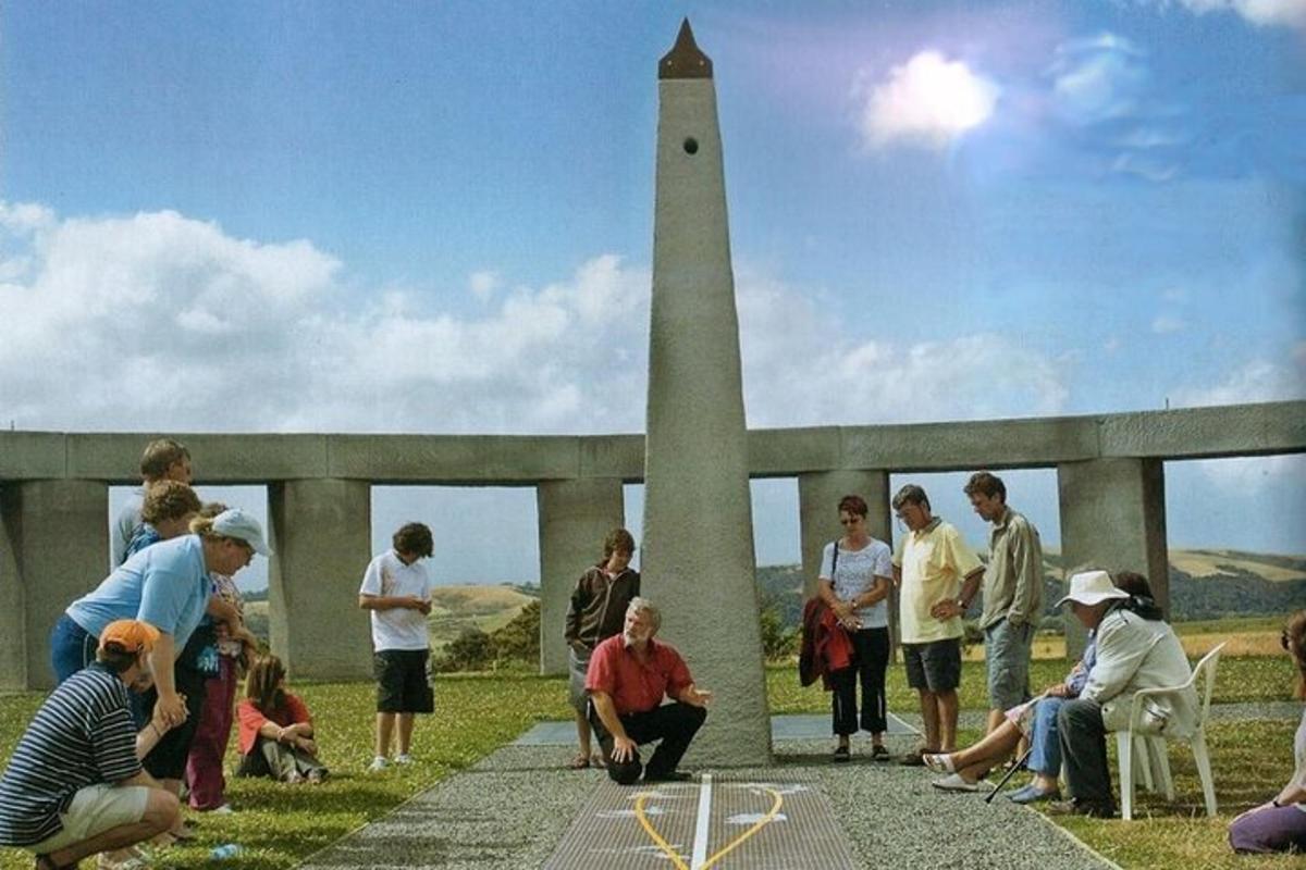 un gruppo di persone in piedi davanti a un faro