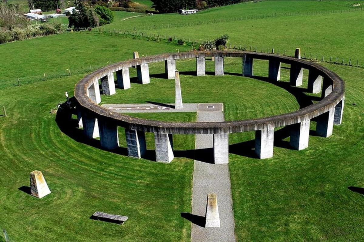 un monumento in mezzo a un campo verde