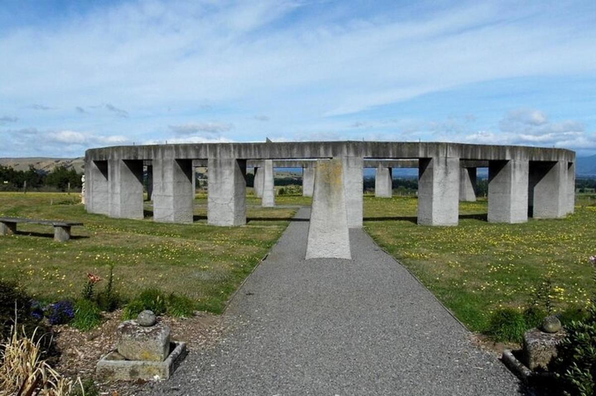 un monumento en medio de un campo