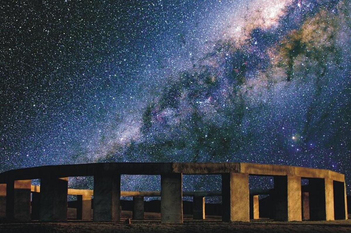 una notte stellata con la via lattea dietro una panchina