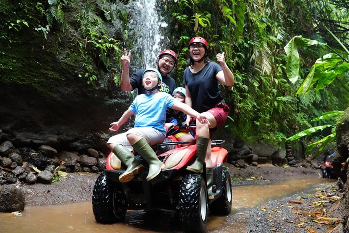un grup de persones que viatgen en un quad davant d'una cascada