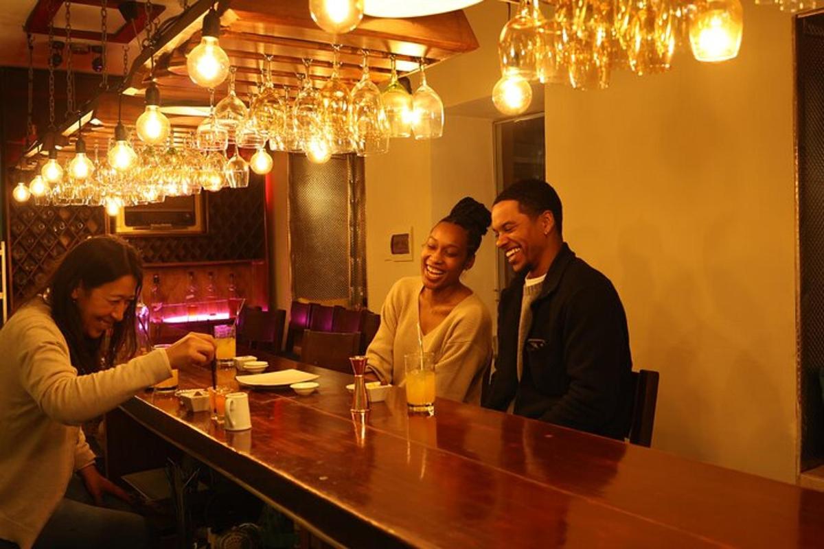 un grupo de personas sentadas en un bar