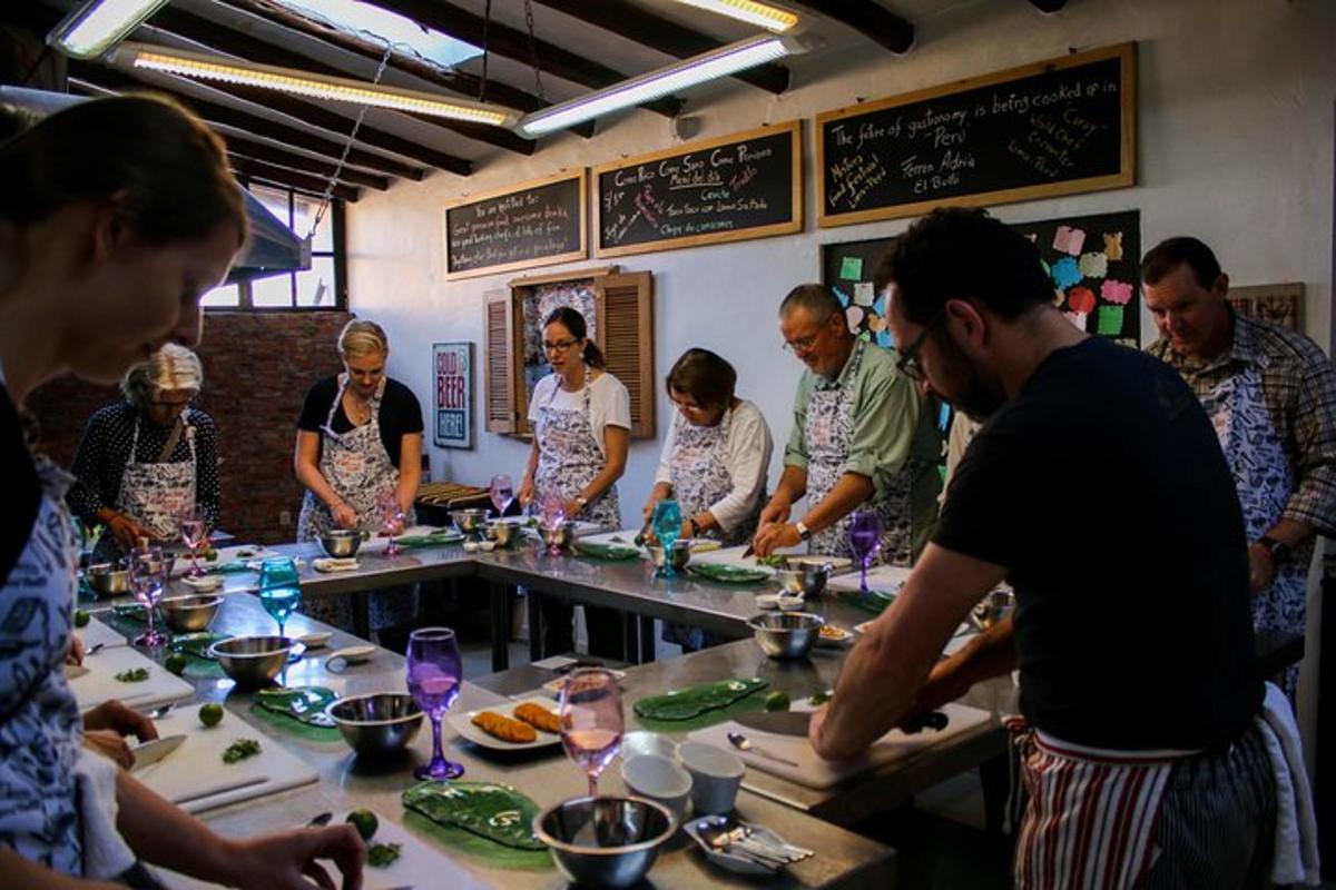 Un grupo de personas de pie alrededor de una mesa preparando comida.