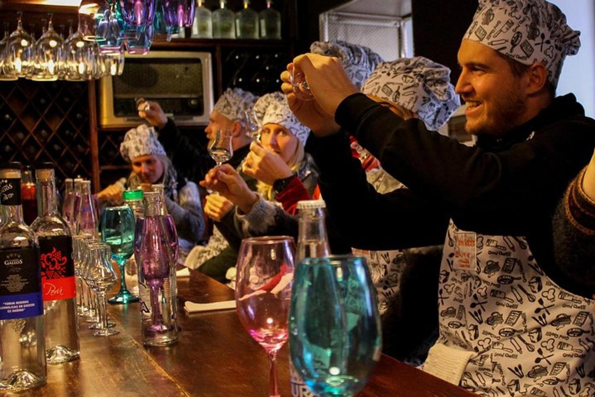 Un grupo de personas sentadas en una mesa con copas de vino.