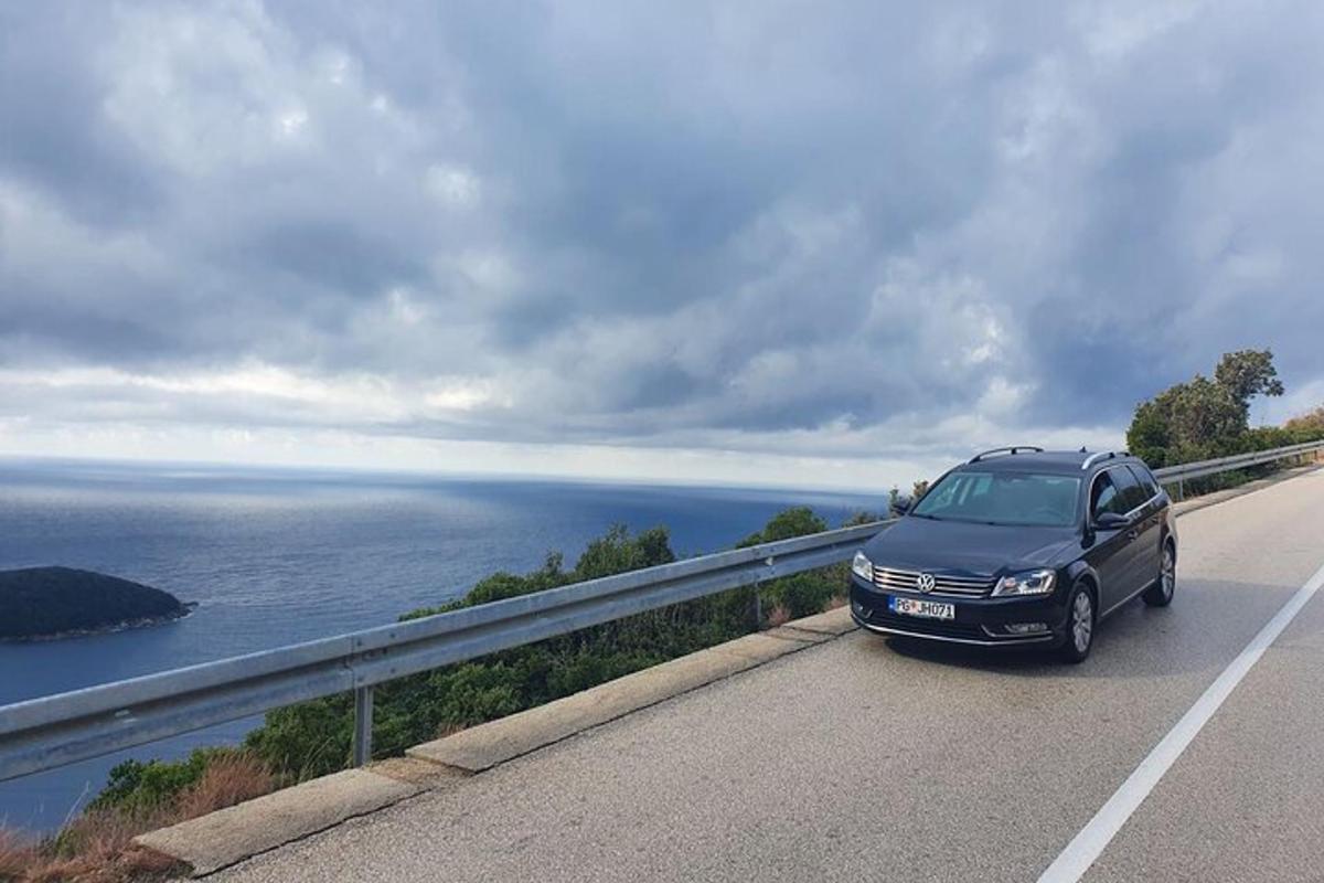 ein Auto, das auf einer Straße neben dem Meer geparkt ist