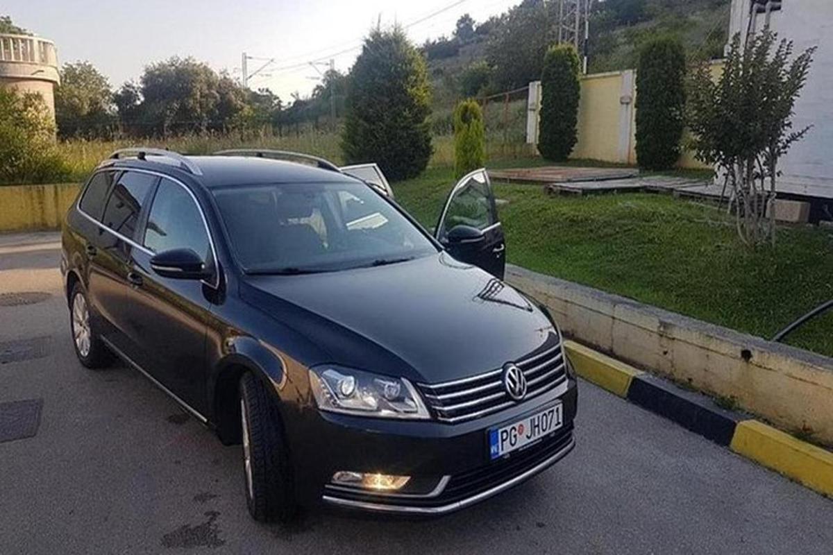 auto zaparkované na příjezdové cestě s otevřenými dveřmi