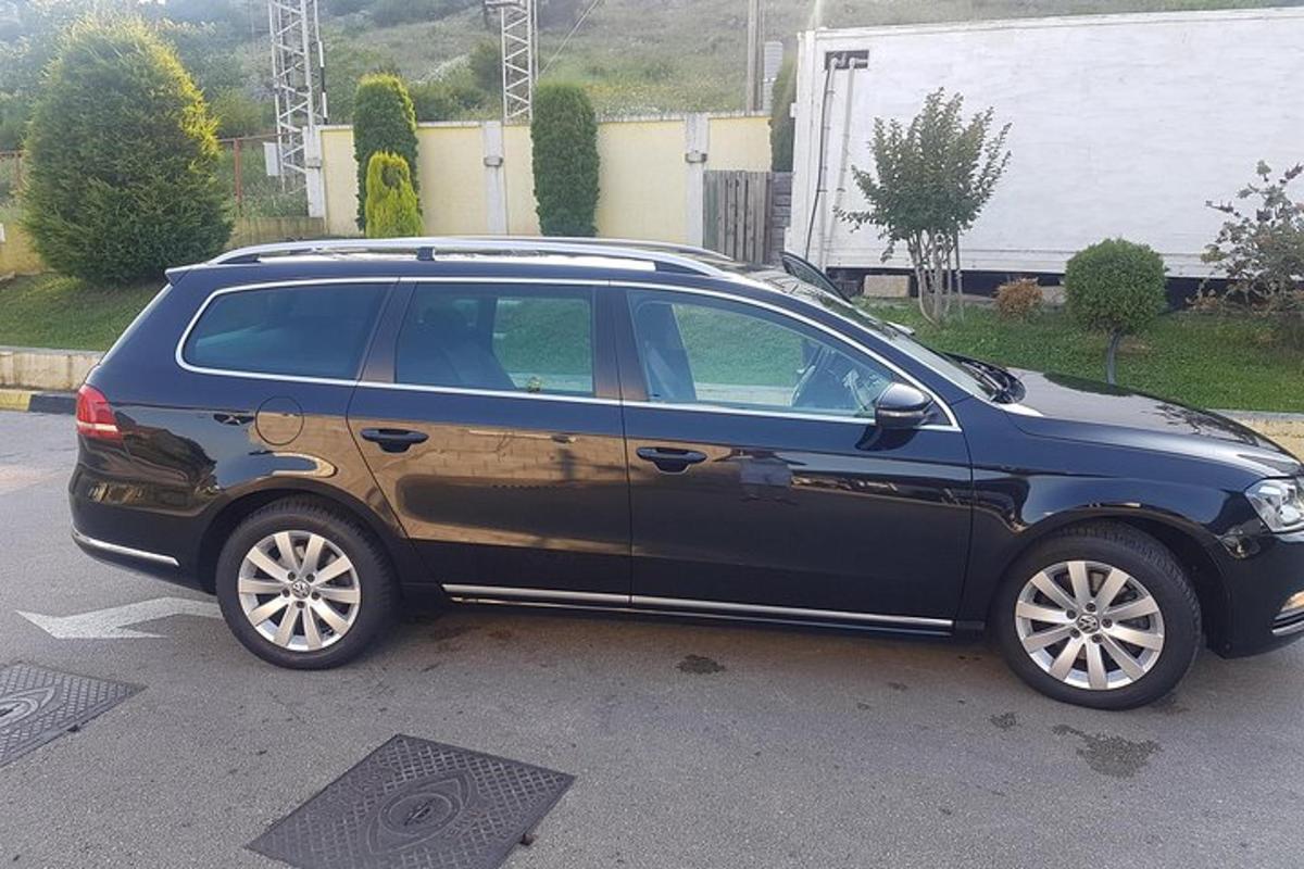 Un coche negro estacionado en un estacionamiento