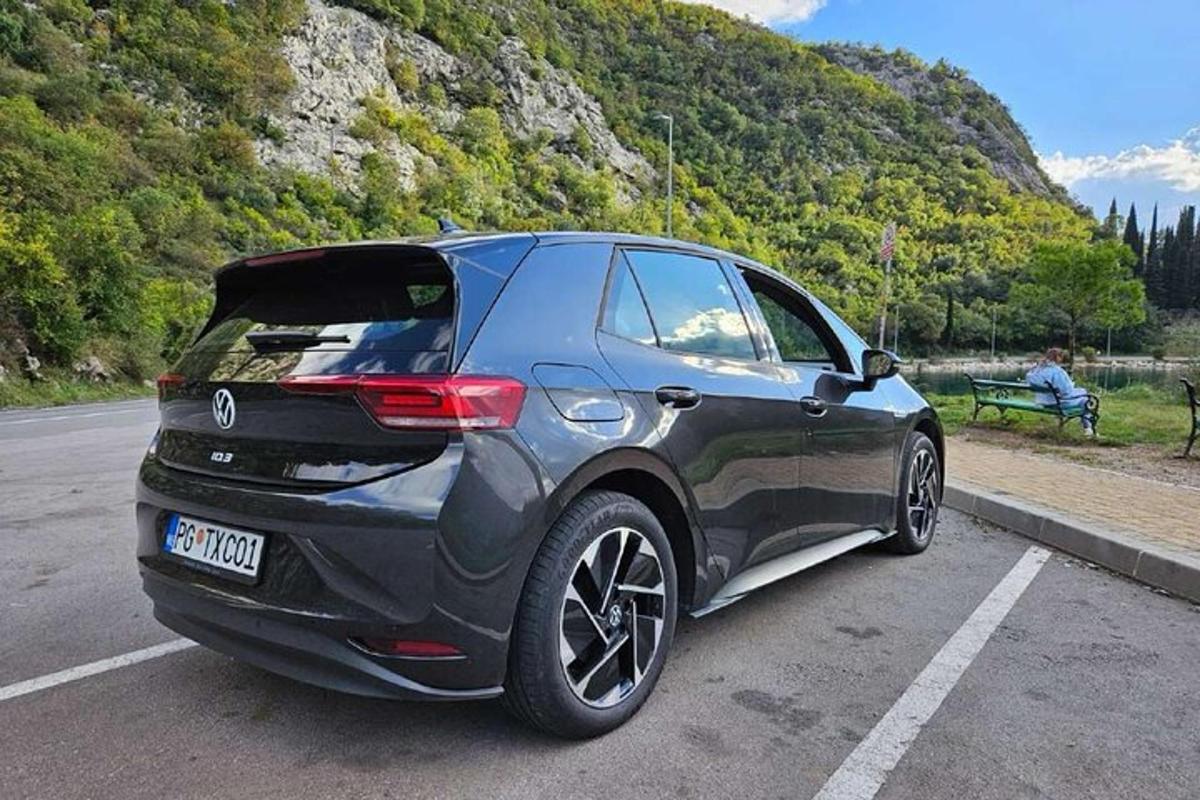 auto zaparkované na kraji cesty