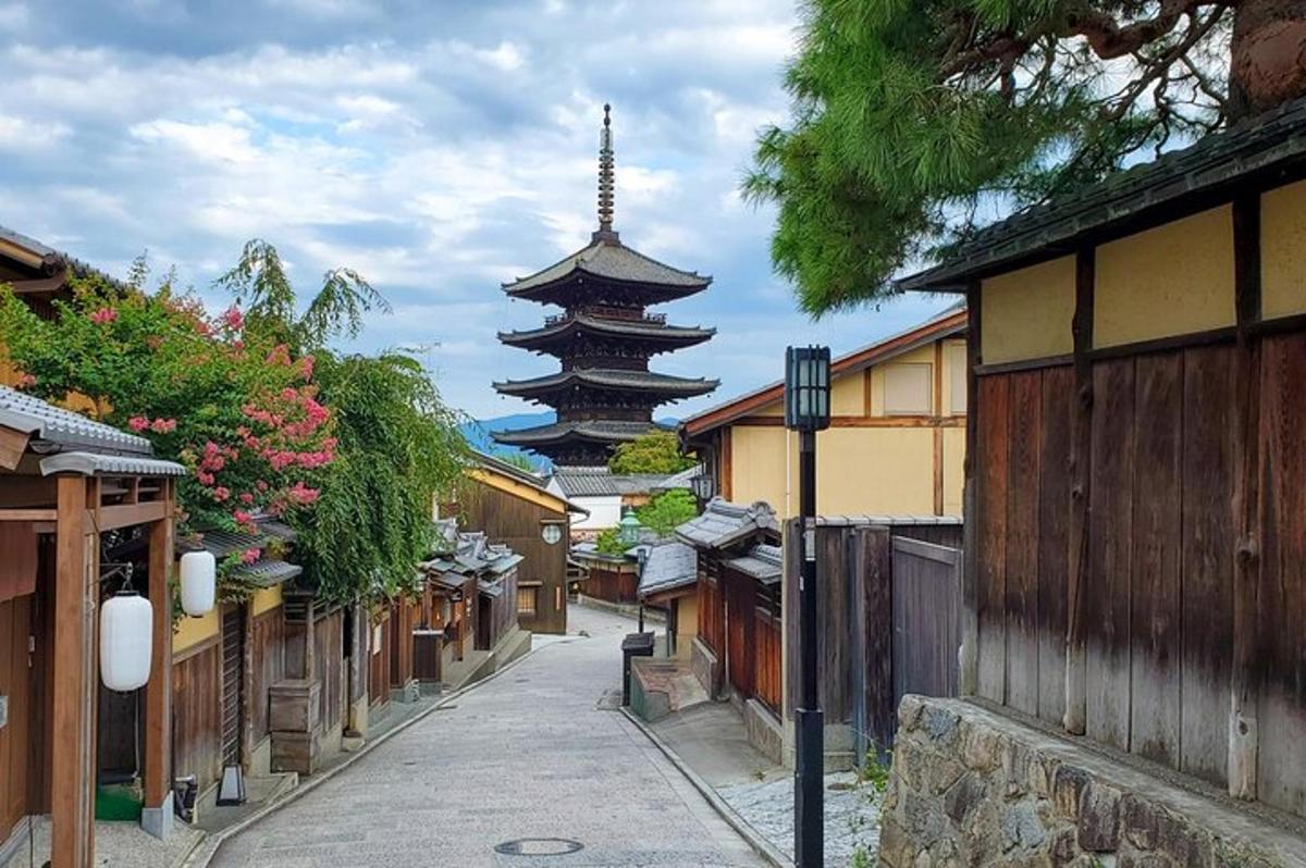 eine Straße mit Gebäuden und einer Pagode im Hintergrund
