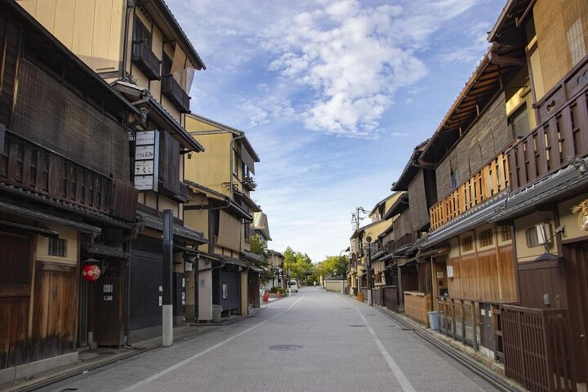 eine leere Straße in einer asiatischen Stadt mit Gebäuden