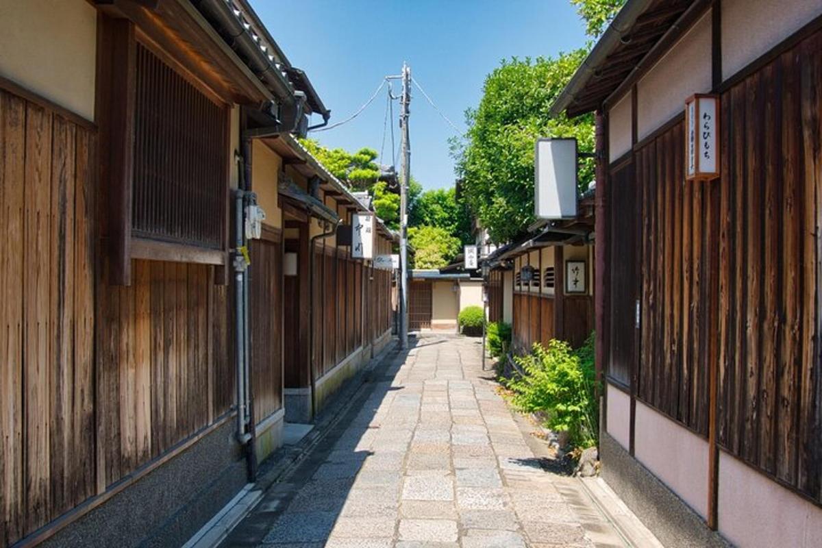 um beco entre dois edifícios em uma cidade asiática