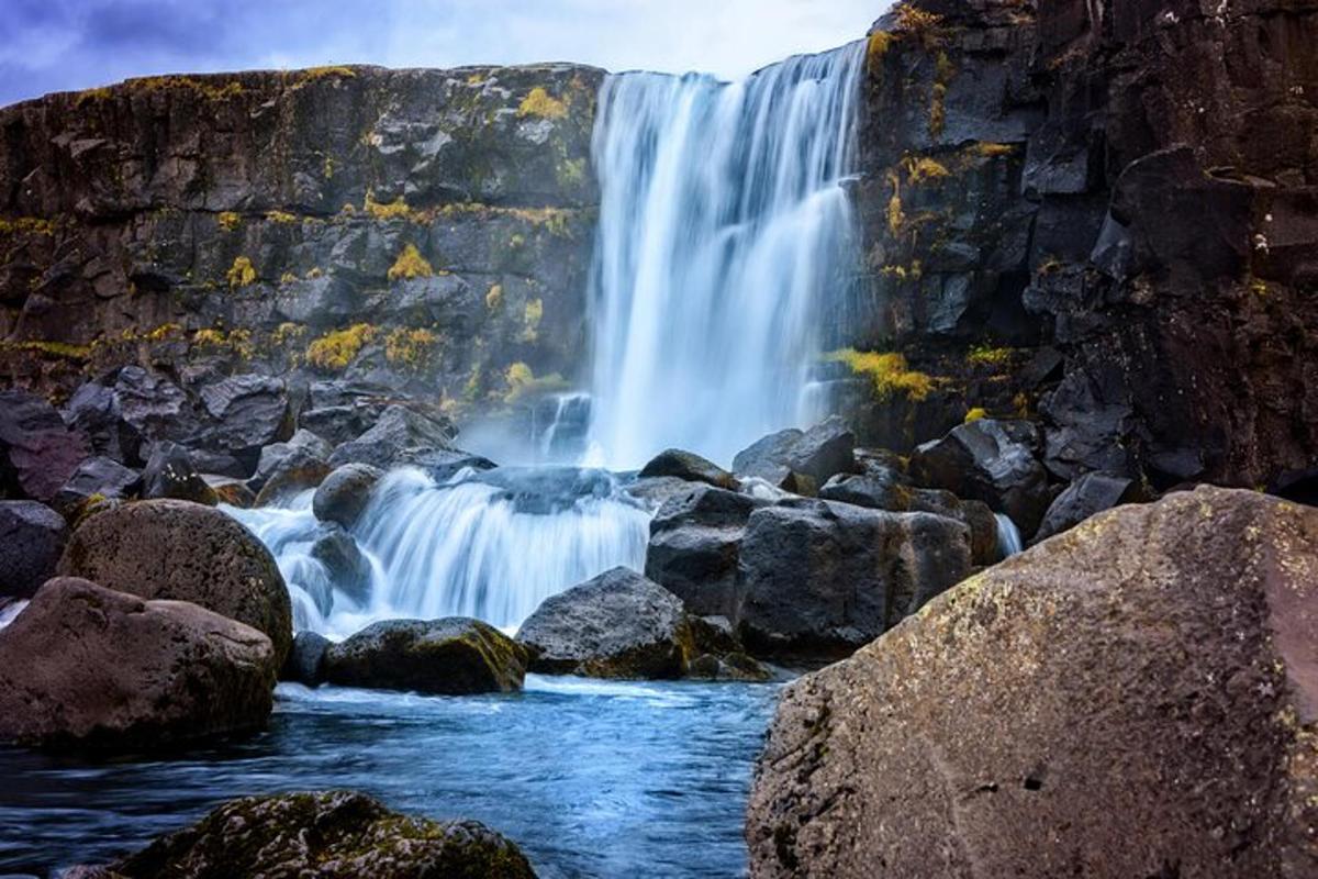 una cascata in mezzo a un fiume con rocce
