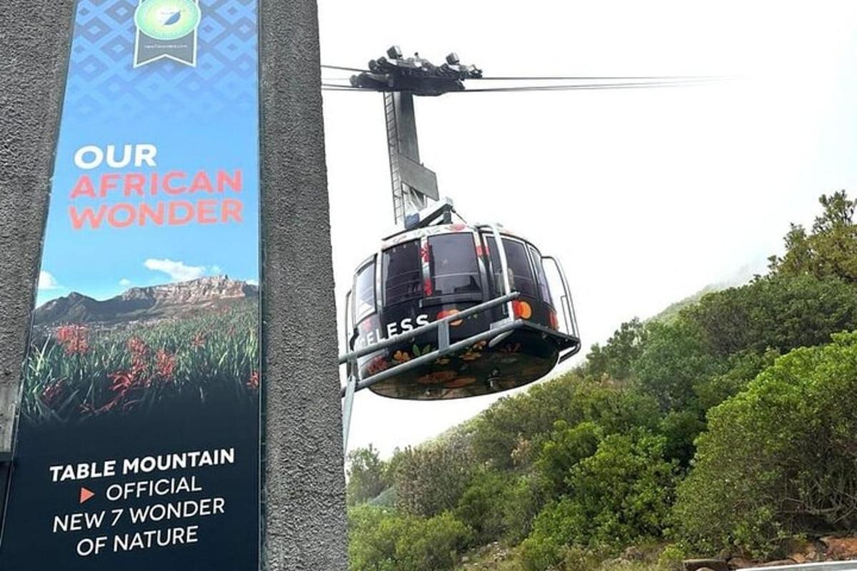 eine an einer Stange hängende Gondel mit einem Schild
