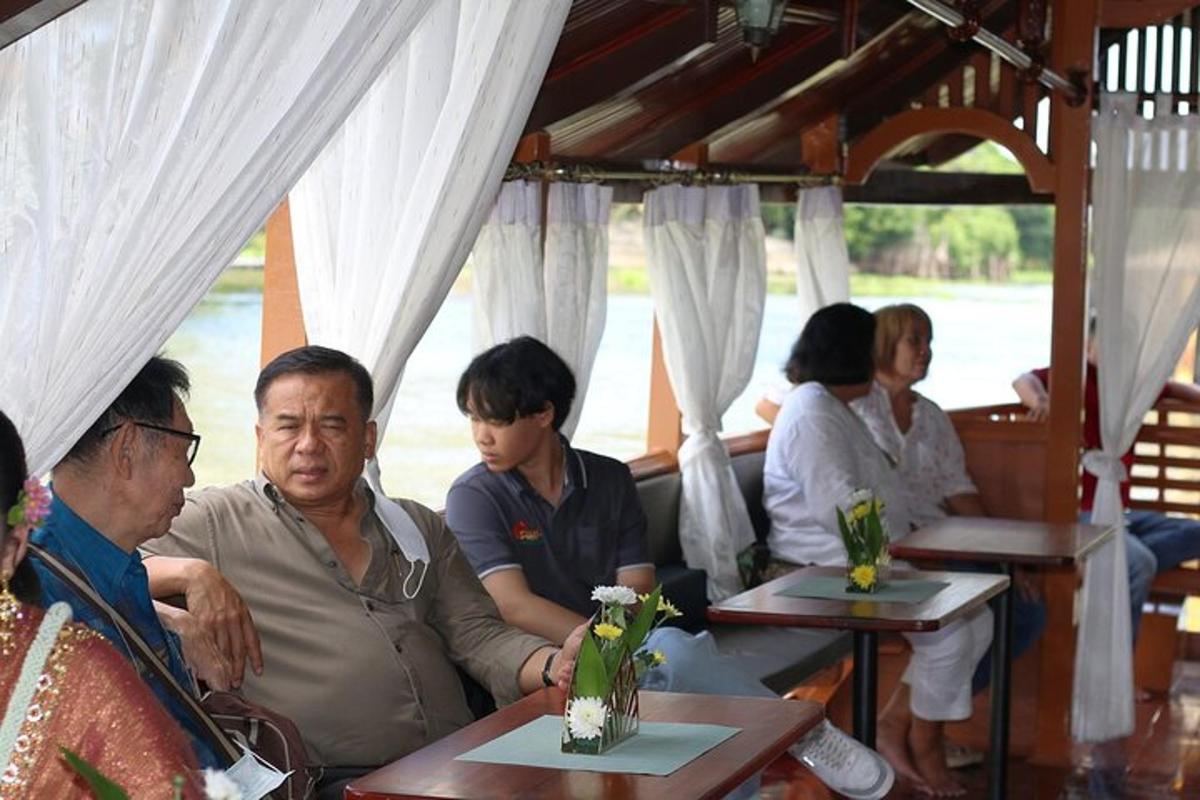 skupina lidí sedících u stolů v restauraci