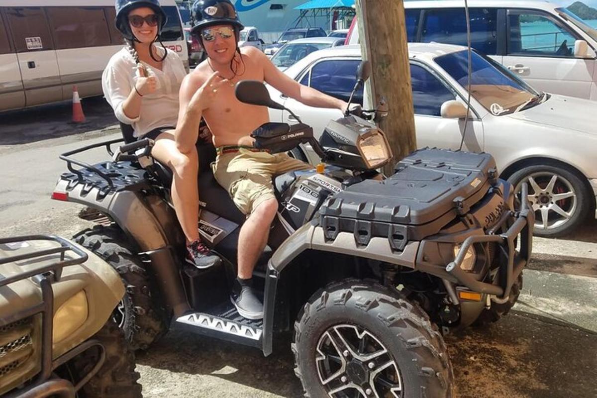 un uomo e una donna seduti su un quad