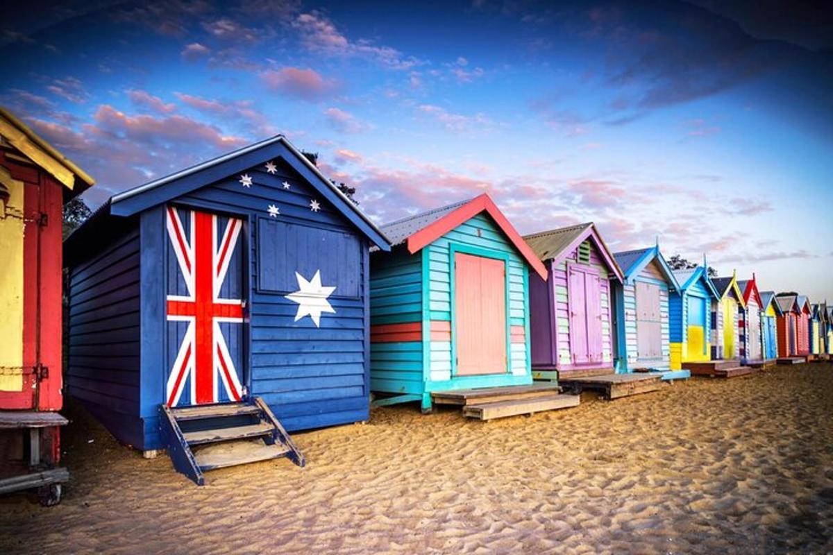 una fila di cabine colorate su una spiaggia