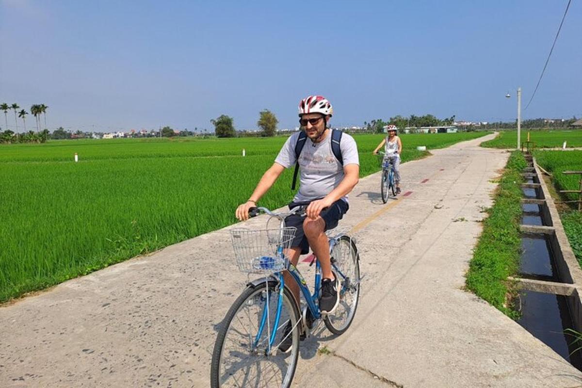 Dos personas andando en bicicleta por un camino de tierra