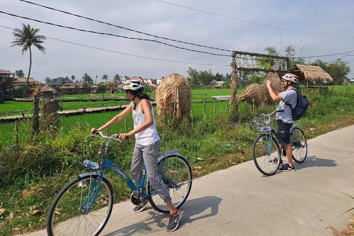 Dos personas andando en bicicleta por una carretera con un niño.