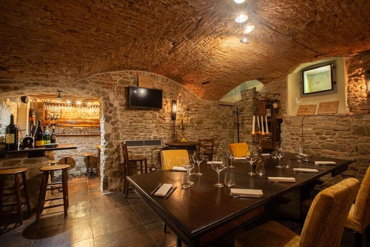 un restaurant avec une table et des chaises et un bar