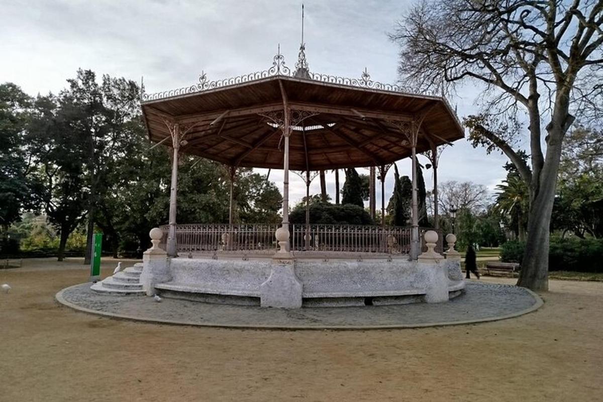 egy nagy pavilon egy parkban egy paddal