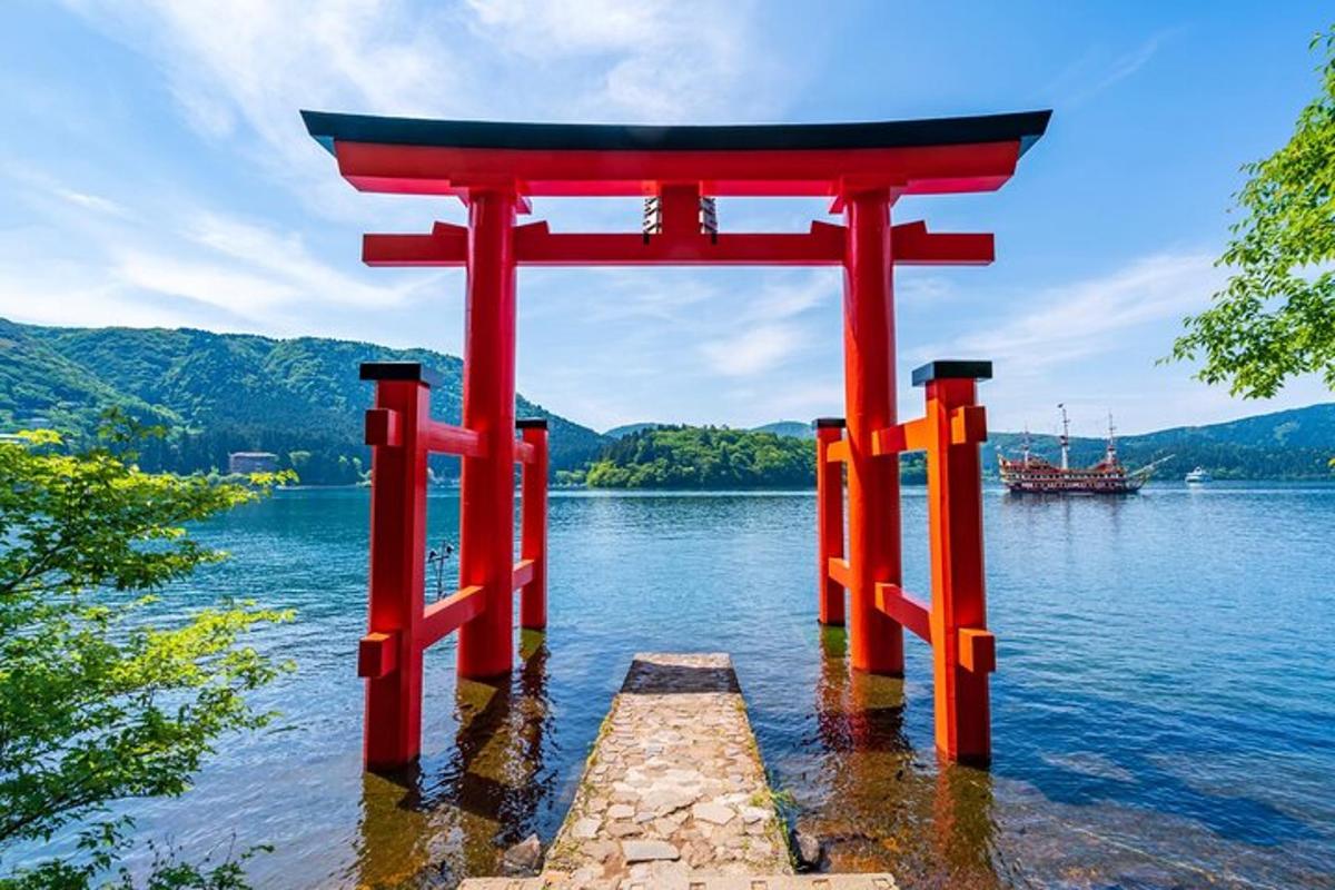 un cancello torii rosso in mezzo a uno specchio d'acqua