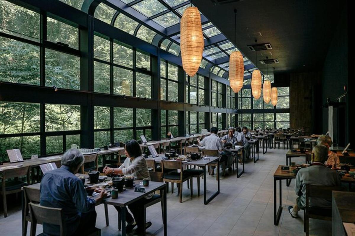 un gruppo di persone sedute ai tavoli di un ristorante