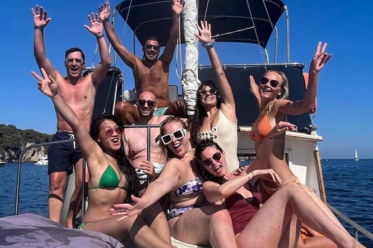 un gruppo di persone in costume da bagno su una barca