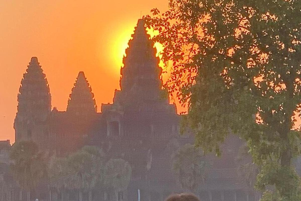 una silhouette di un edificio con il tramonto sullo sfondo