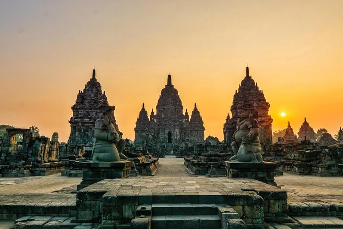 tempel, mille taustal on päikeseloojang