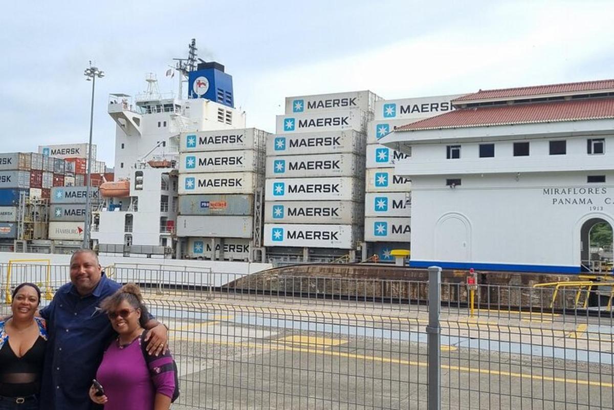 um grupo de pessoas em pé em frente a uma cidade