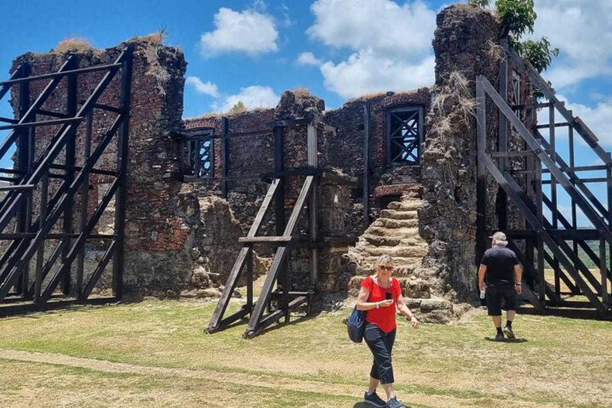 um homem e uma mulher parados em frente a um prédio antigo