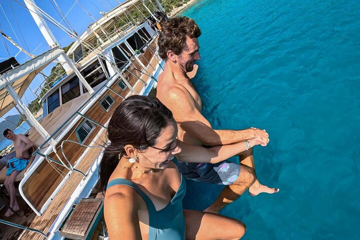 ein Mann und eine Frau sitzen auf einem Boot im Wasser