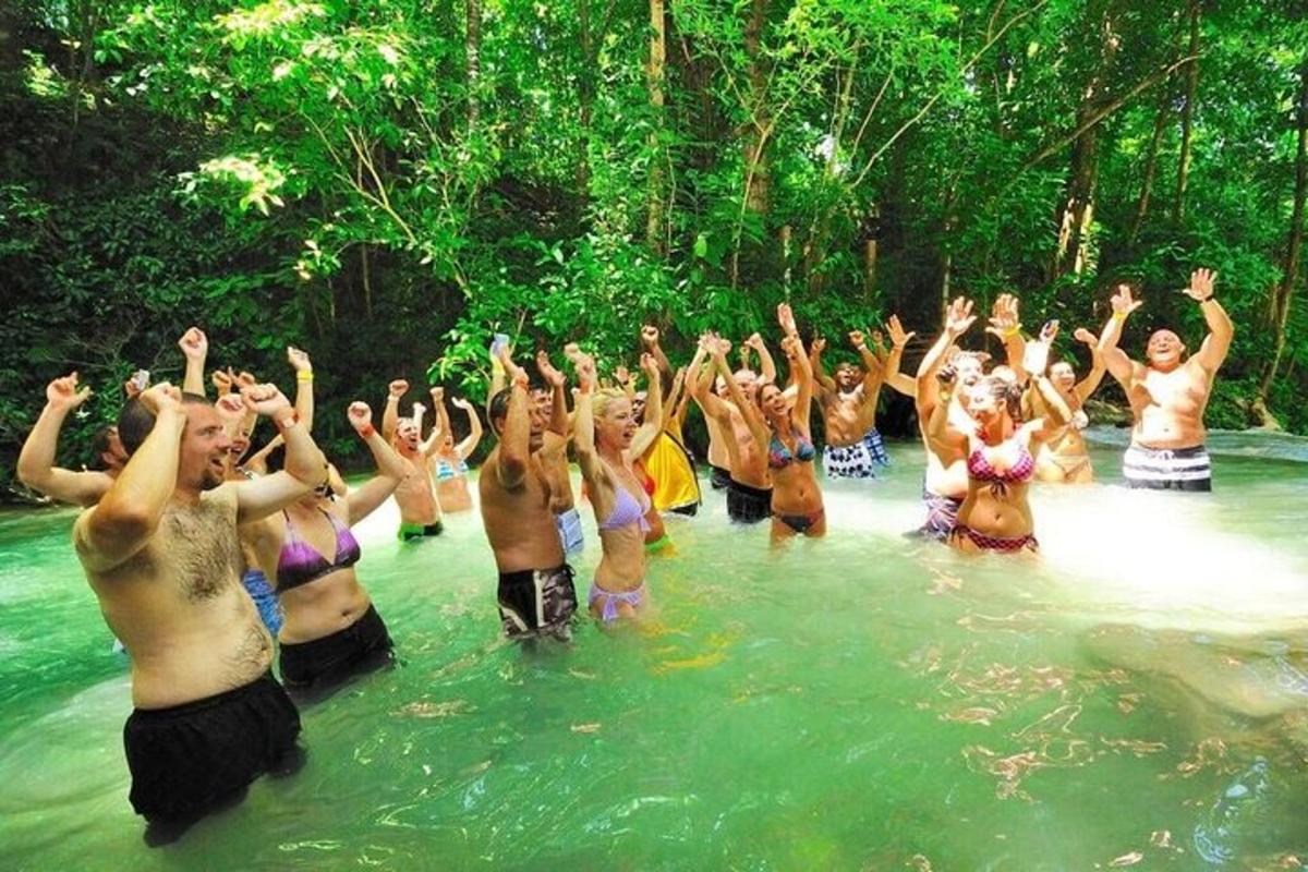 een groep mensen in het water van een rivier
