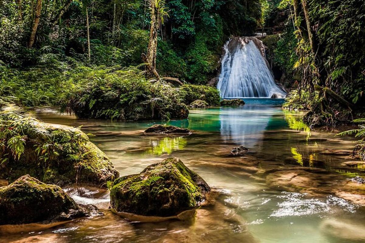 een waterval in het midden van een rivier met rotsen