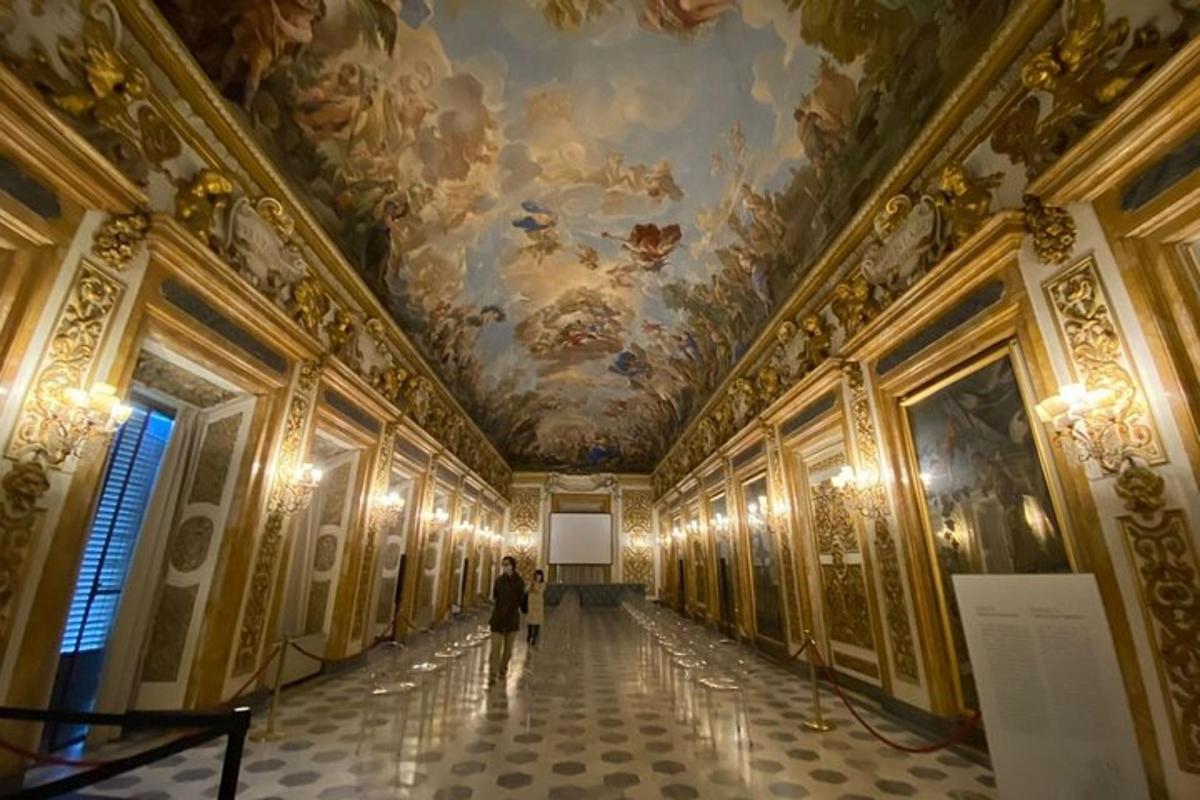 un corridoio di un edificio con dipinti sui soffitti