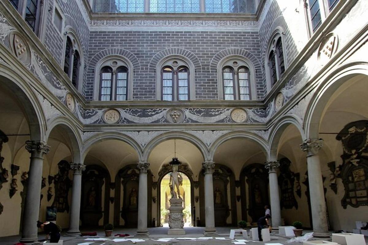 un grande edificio con una statua al centro