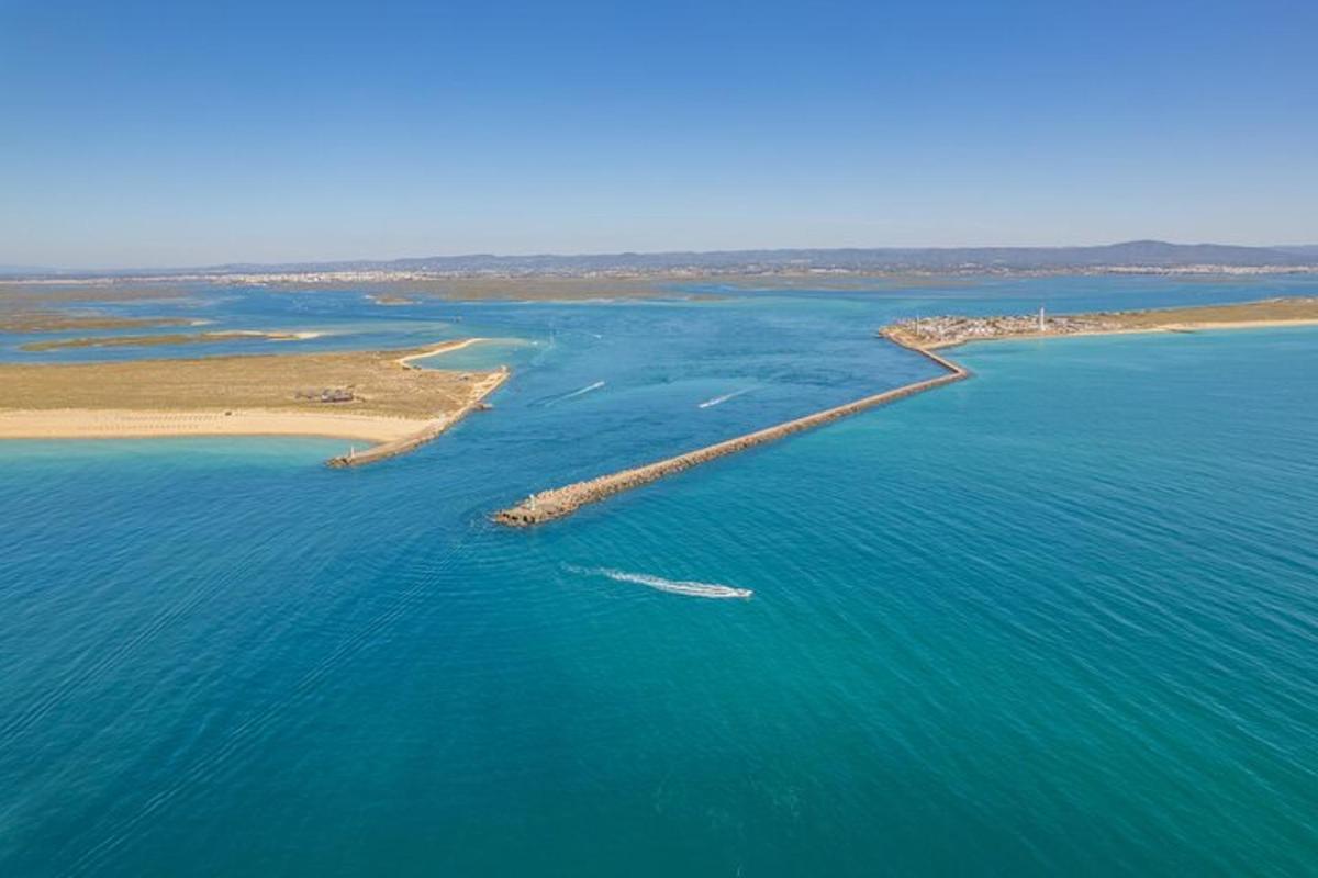 Поглед из ваздуха на острво у води