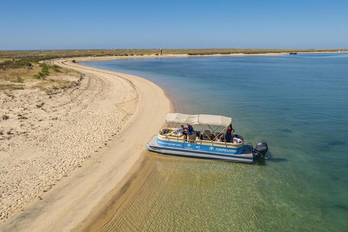 μια βάρκα στο νερό δίπλα σε μια παραλία