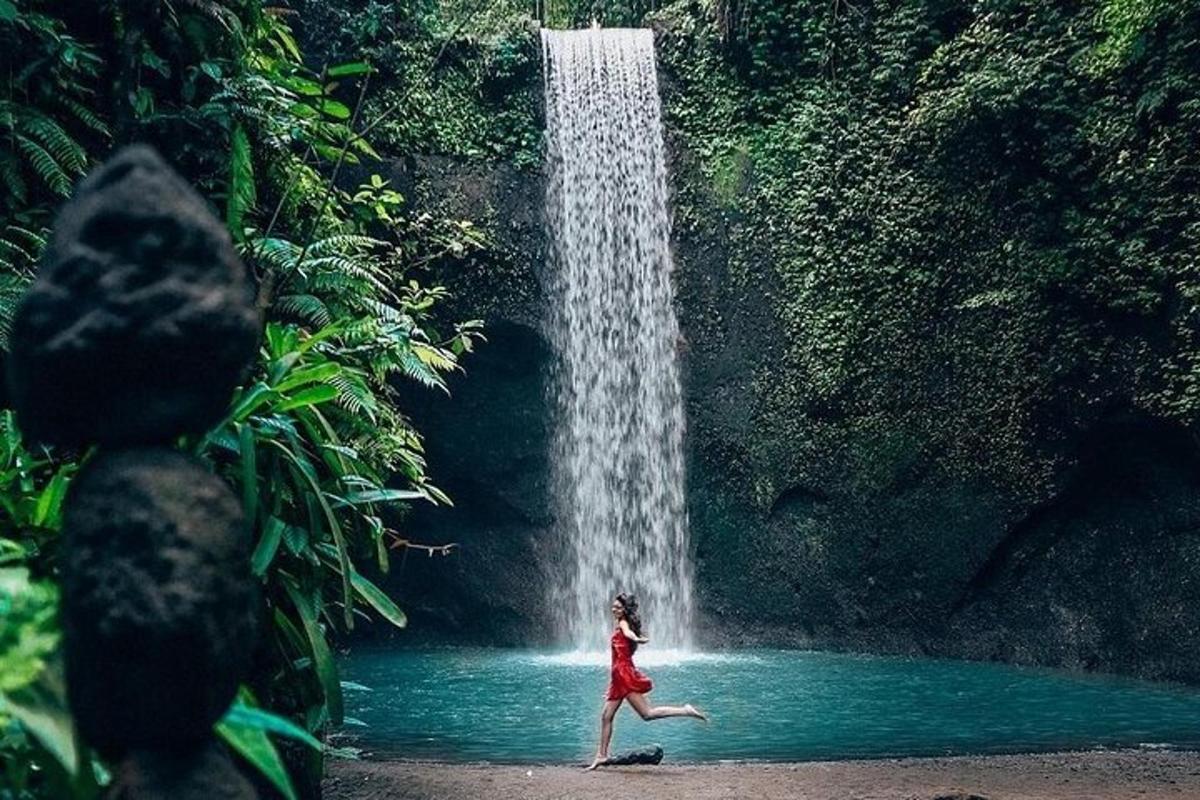 una dona corrent davant d'una cascada