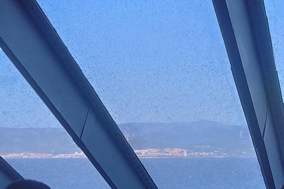 pohled na oceán z okna letadla