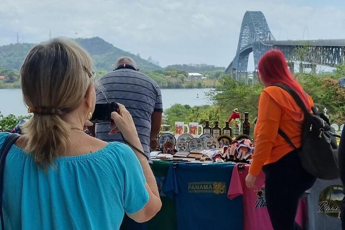 seorang wanita mengambil gambar meja di hadapan meja dengan orang ramai
