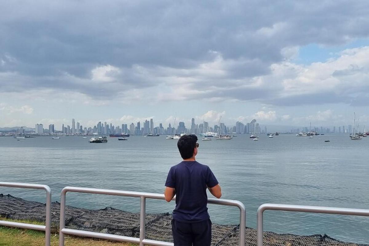 seorang lelaki melihat ke luar ke atas badan air