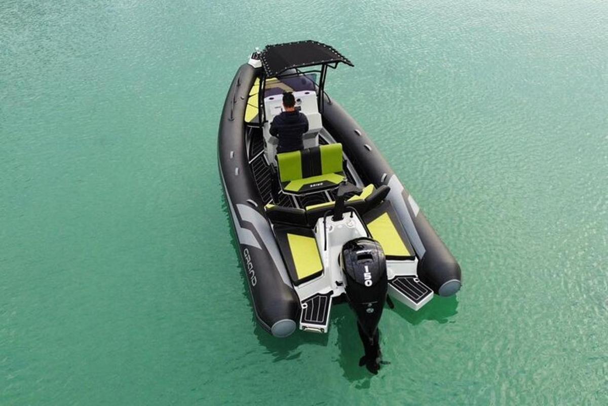 una barca nera e gialla nell'acqua