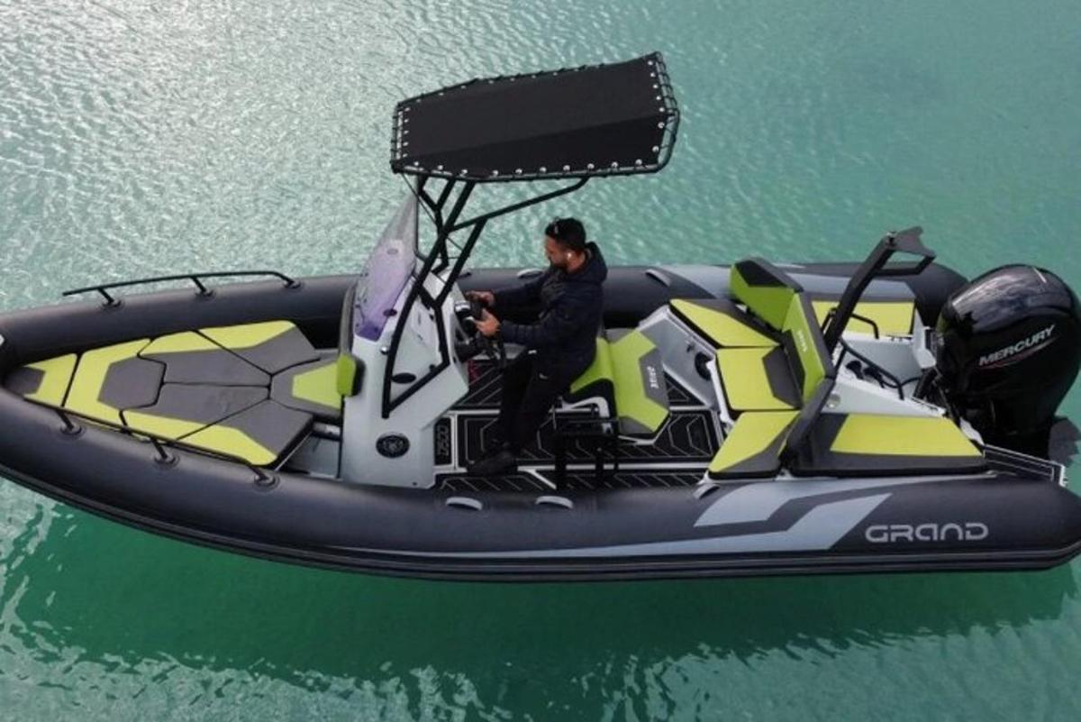 un uomo a bordo di un motoscafo in acqua