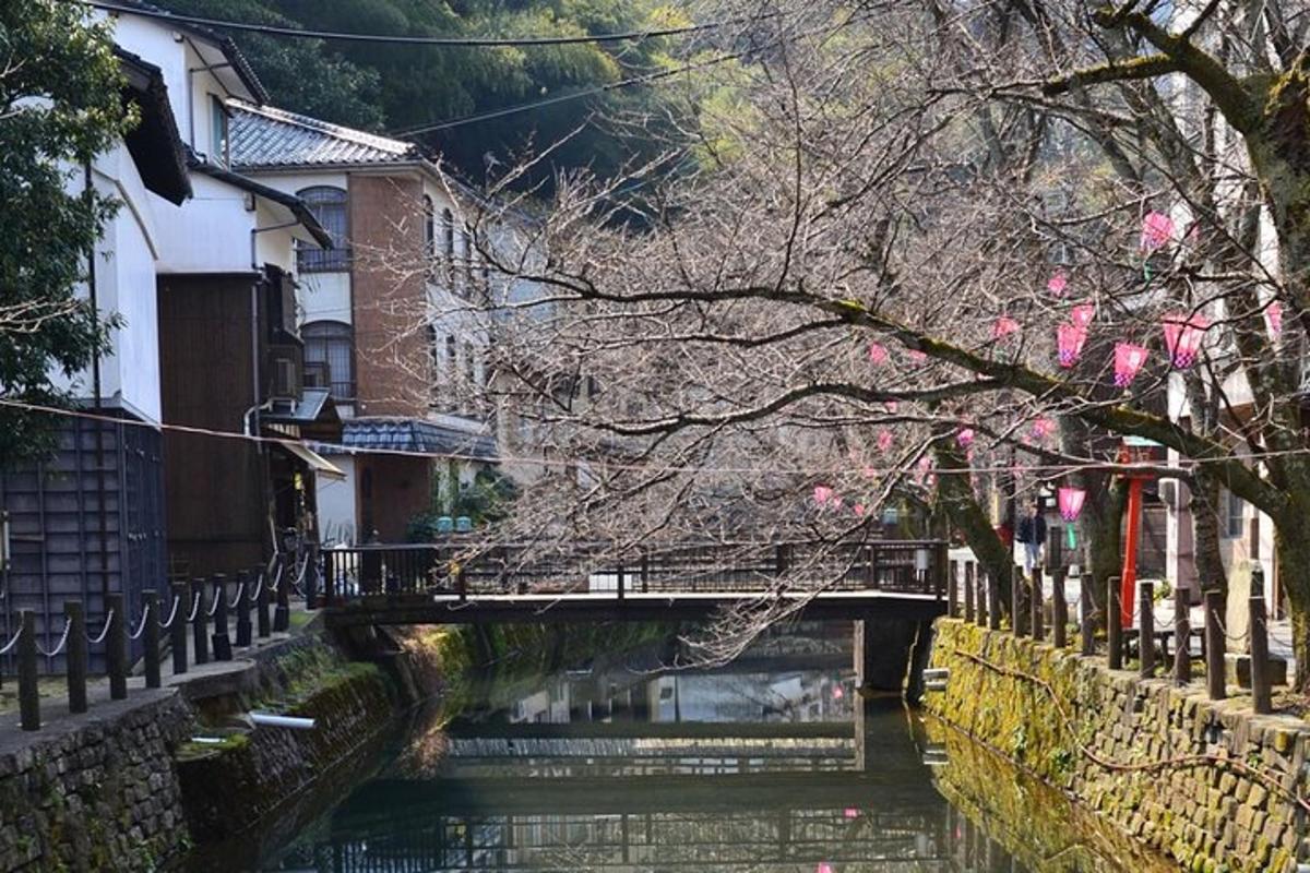 un ponte sopra un fiume in una città