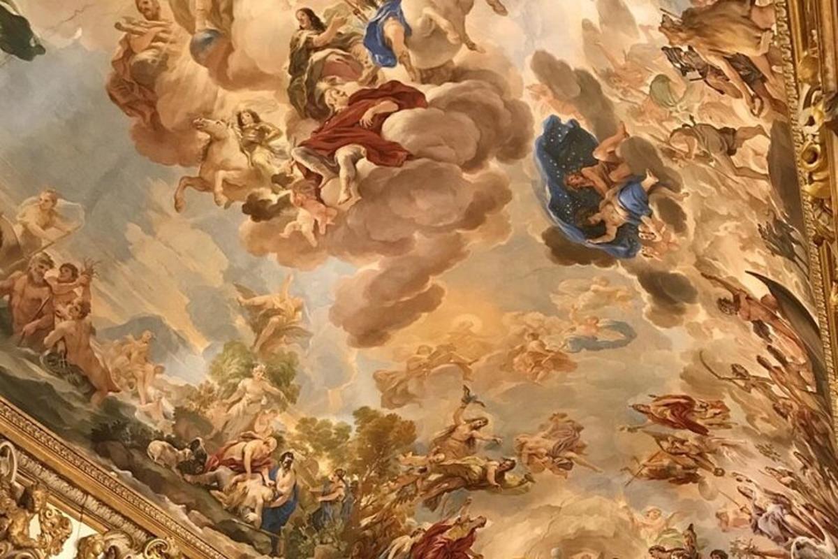 un dipinto sul soffitto di un edificio