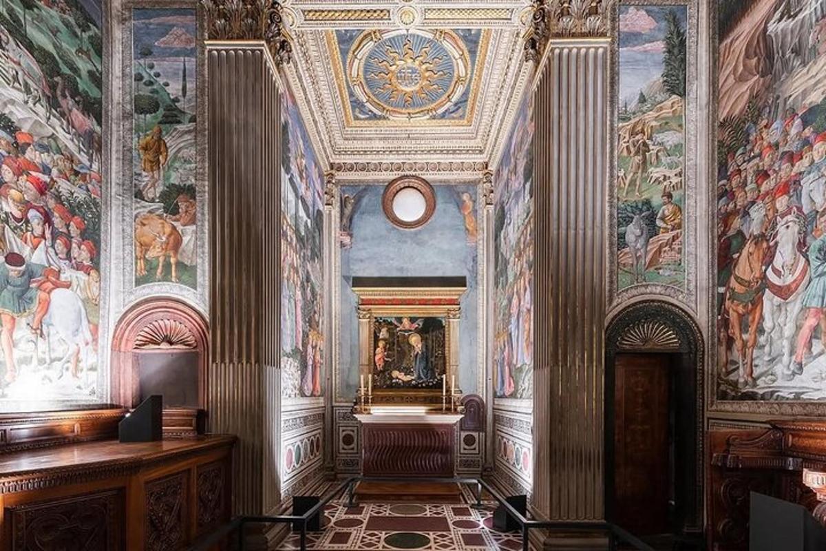 una stanza con dipinti sui soffitti e un corridoio con uno specchio