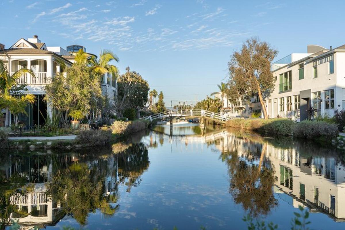 une rivière dans une ville avec des maisons et des bâtiments